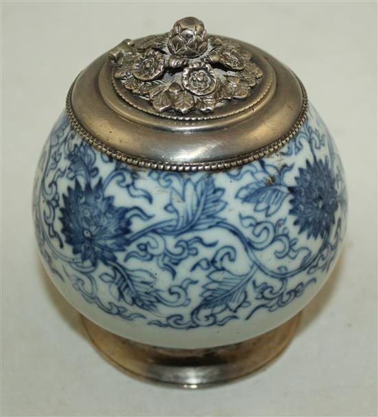 A Chinese blue and white pot, 16th century, 9.7cm